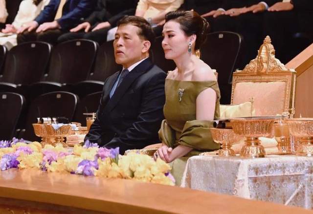 绿色拖地晚礼服绝美惹得泰王频频回头AG旗舰厅网苏提达锋芒毕露！一袭