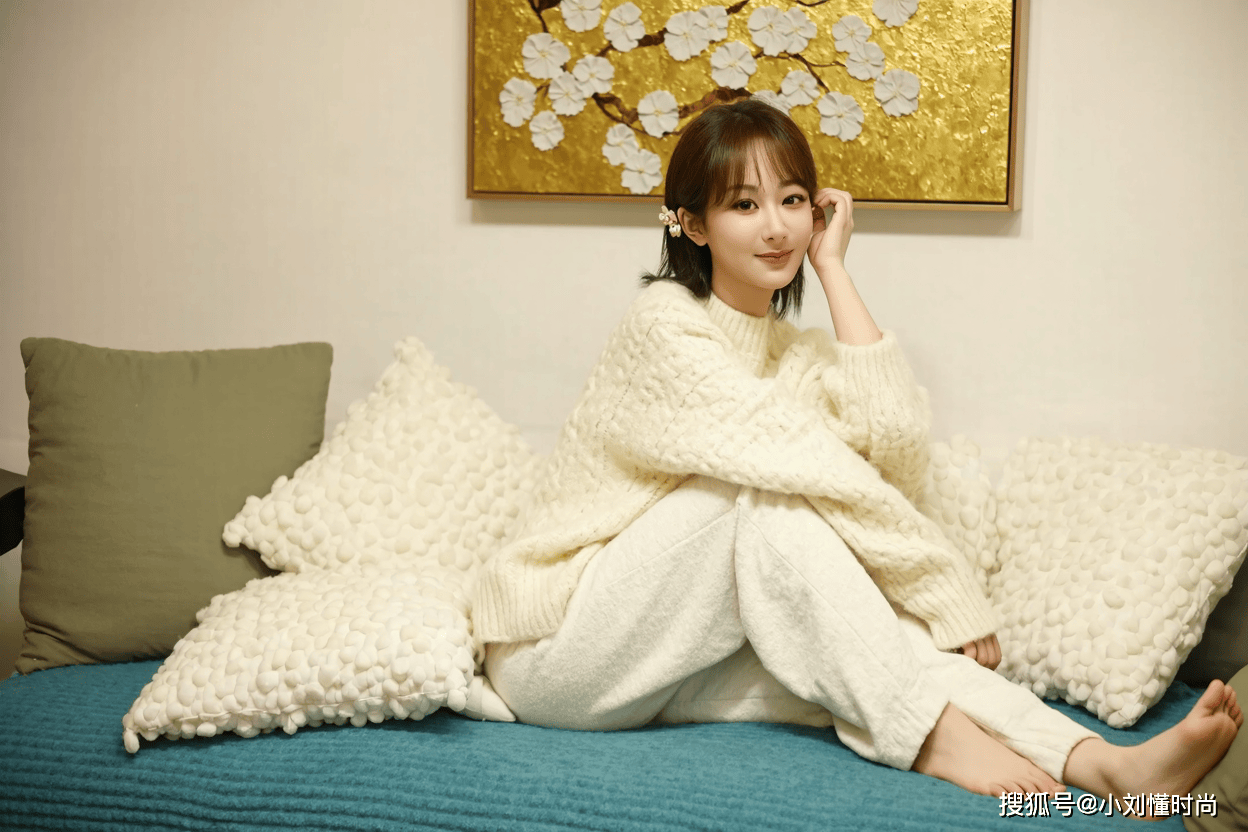 家时尚大片甜美氛围感直接拉满AG旗舰厅网站燃爆！杨紫居(图2)