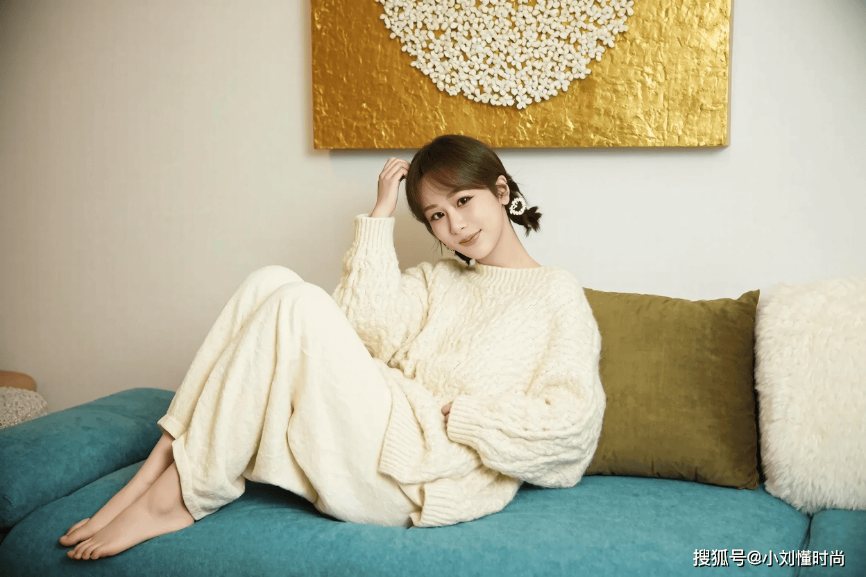 家时尚大片甜美氛围感直接拉满AG旗舰厅网站燃爆！杨紫居(图4)